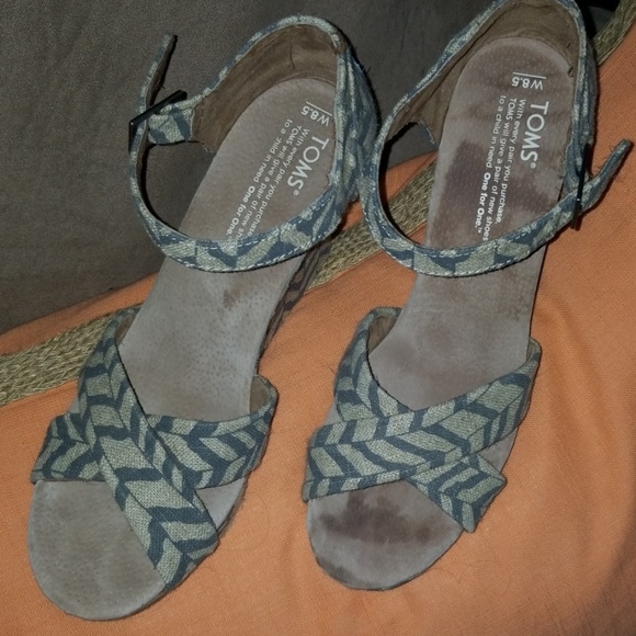 Shoes - Picture 2 of 4